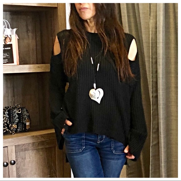 ✨LAST ONE✨PARIS✨Bell sleeves cold shoulder sweater - Picture 2 of 8